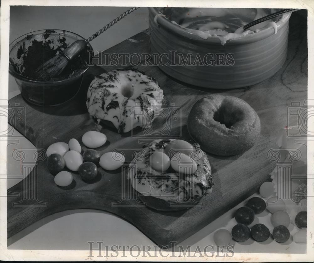 1944 Press Photo Refreshing doughnuts and sugar icing nests for Easter eggs - Historic Images