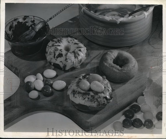 1944 Press Photo Refreshing doughnuts and sugar icing nests for Easter eggs - Historic Images