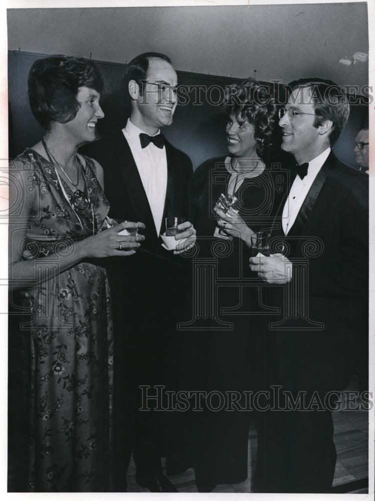 Press Photo Barbara Easton, Dudley Shafflor, Cynthia Easton, Fred Morrick II - Historic Images