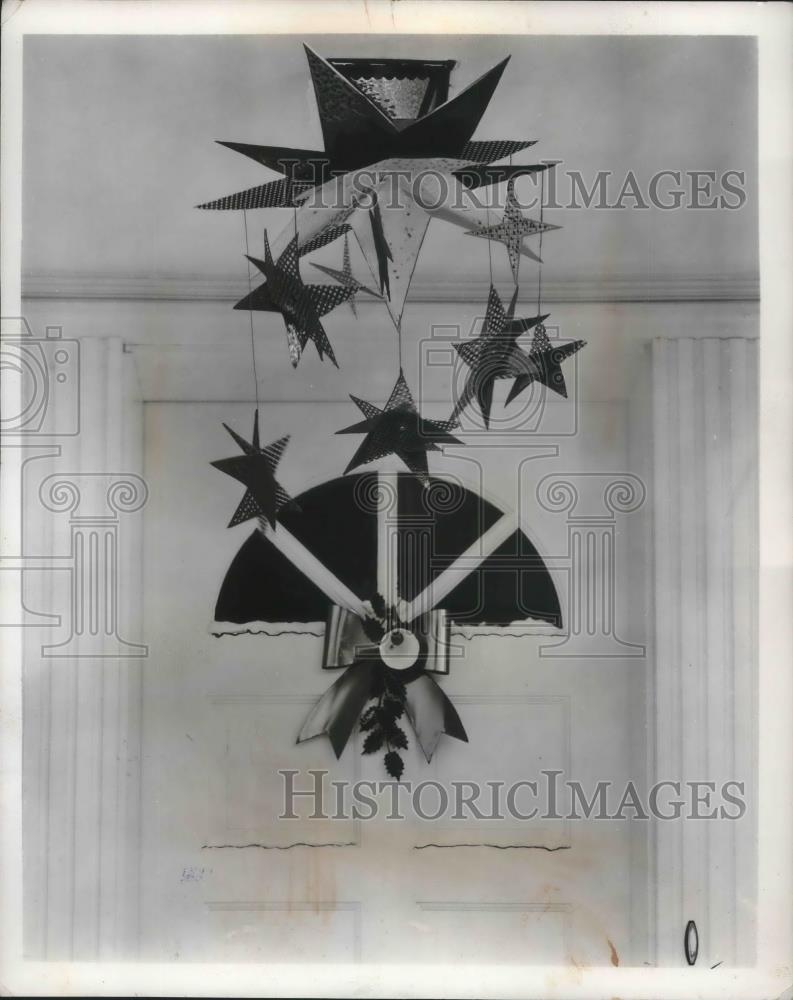 1956 Press Photo A star mobile made of aluminum foil for Christmas decorations - Historic Images