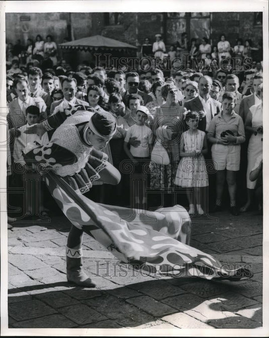 1958 Press Photo Medievel rodeo flag waver De Luxe juggling banners - Historic Images