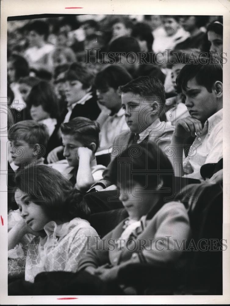 1969 Press Photo Students at Severance Hall, watching the Cleveland Orchestra - Historic Images