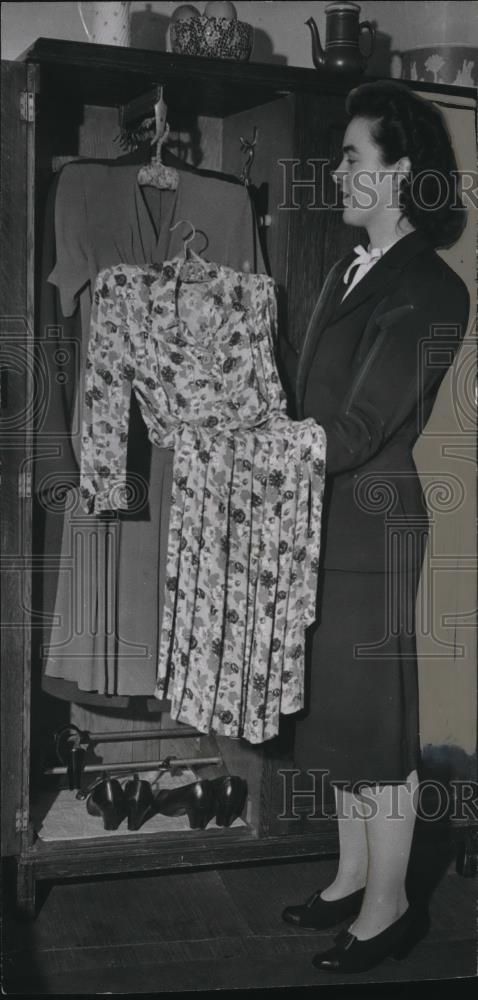 Press Photo Miss Lorna Ball with a print pattern frock - Historic Images