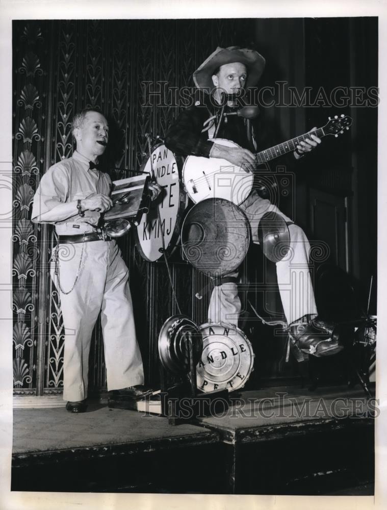 1944 Press Photo Panhandle Pete &amp; Archie in music performance - nec74234 - Historic Images