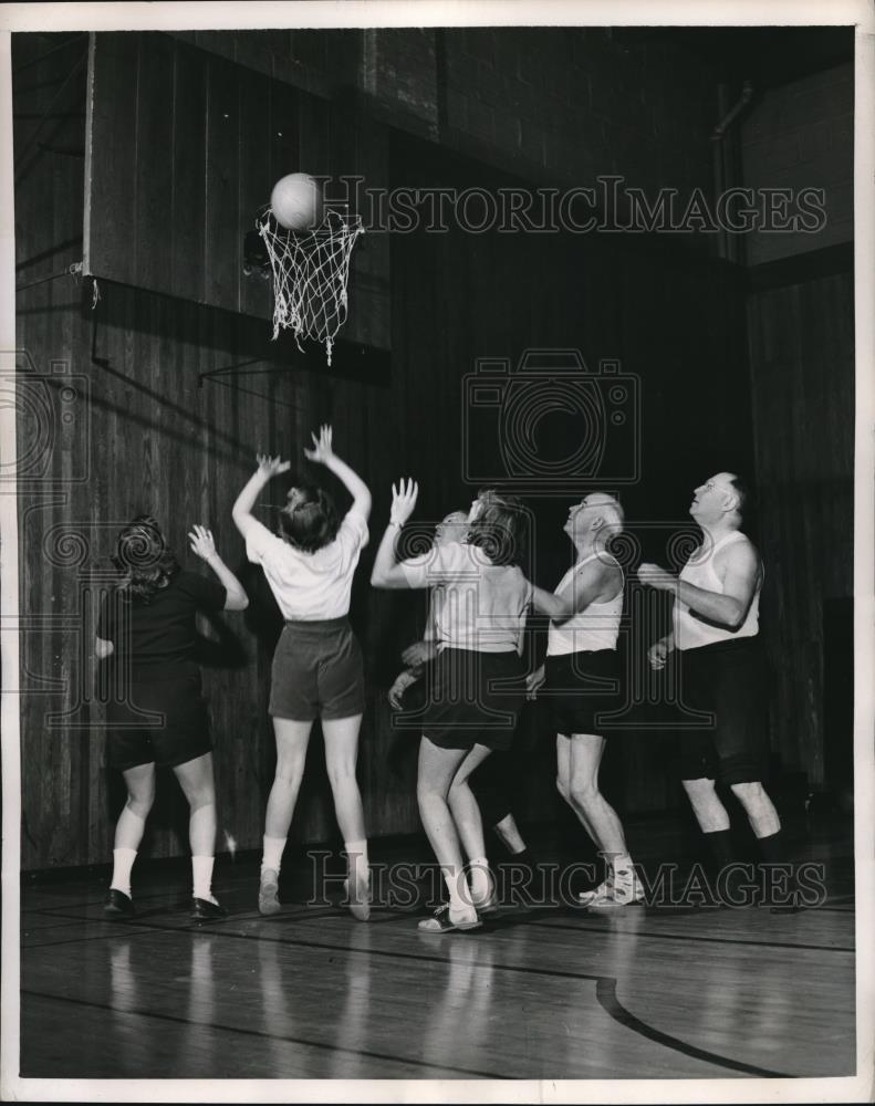 1951 Press Photo JM Hinch,HP Eustis,Dr GM Loewe,Bev Sue &amp; Jaon at bball - Historic Images