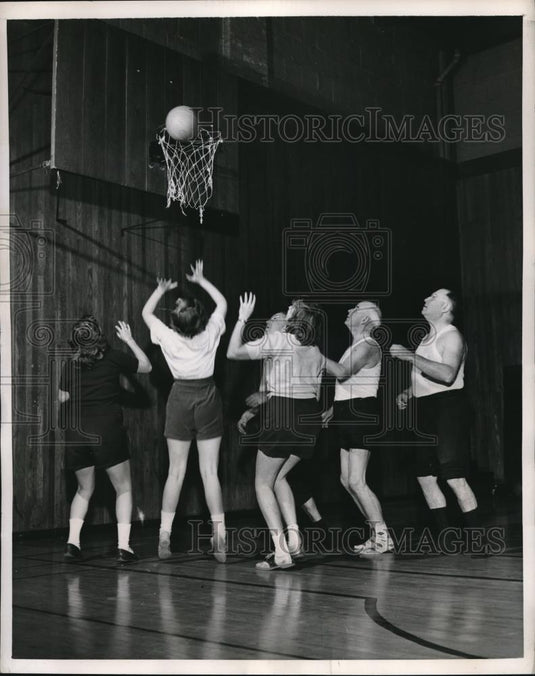 1951 Press Photo JM Hinch,HP Eustis,Dr GM Loewe,Bev Sue & Jaon at bball - Historic Images