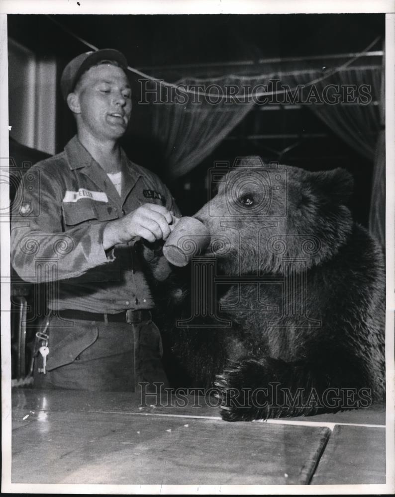 1959 Press Photo Otto the bear &amp; trainer SP/4 Donald Wheeler of 1st Battle group - Historic Images