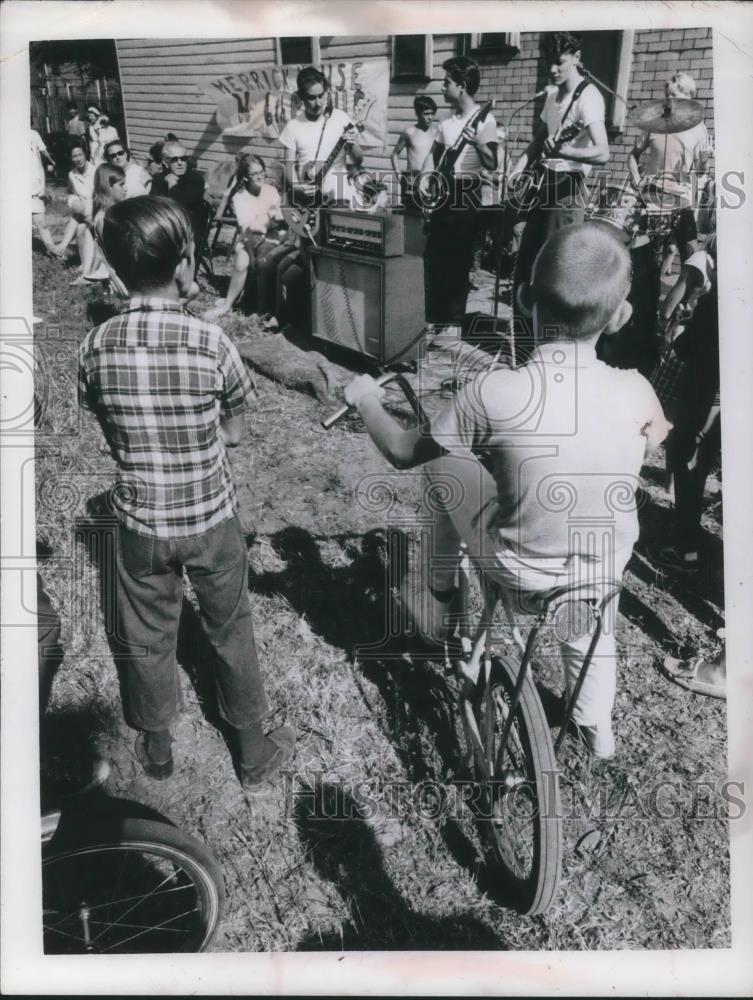 1969 Press Photo Community fun night at W 6th &amp; Railway ave in Cleveland - Historic Images