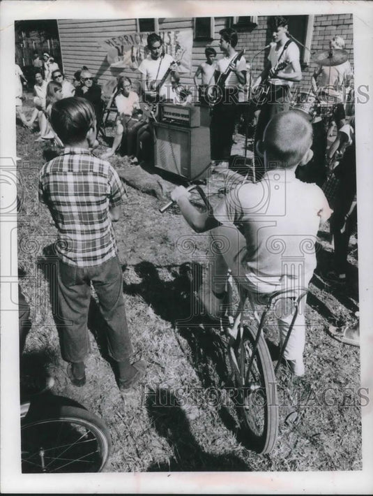1969 Press Photo Community fun night at W 6th & Railway ave in Cleveland - Historic Images