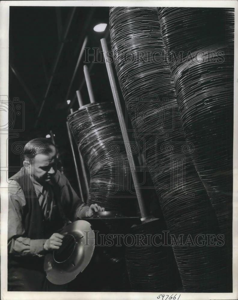 1941 Press Photo Metal Plates at Westinghouse Electric and Manufacturing Co. - Historic Images