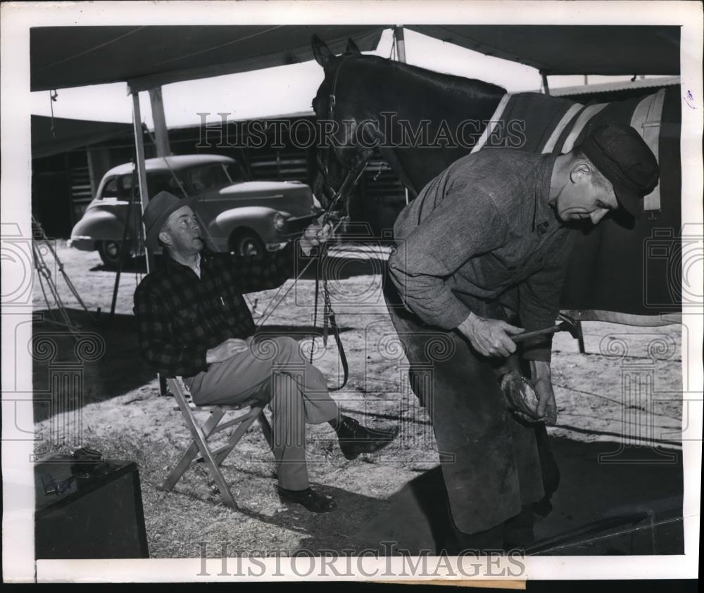 1948 Press Photo Driver Poy Funderburk and Bob Tosh puts new shoes on Burke Abbe - Historic Images