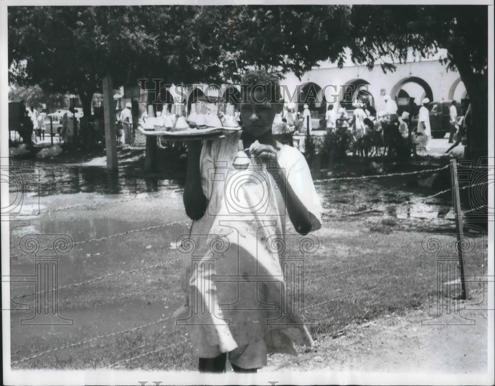 1963 Press Photo Young coffee vendor in Sudan - Historic Images