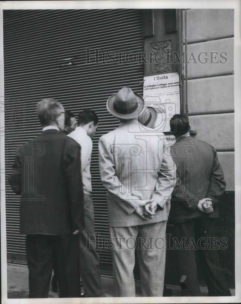 1949 Press Photo Men Gather to Read Unita, The Communist Party Daily - Historic Images