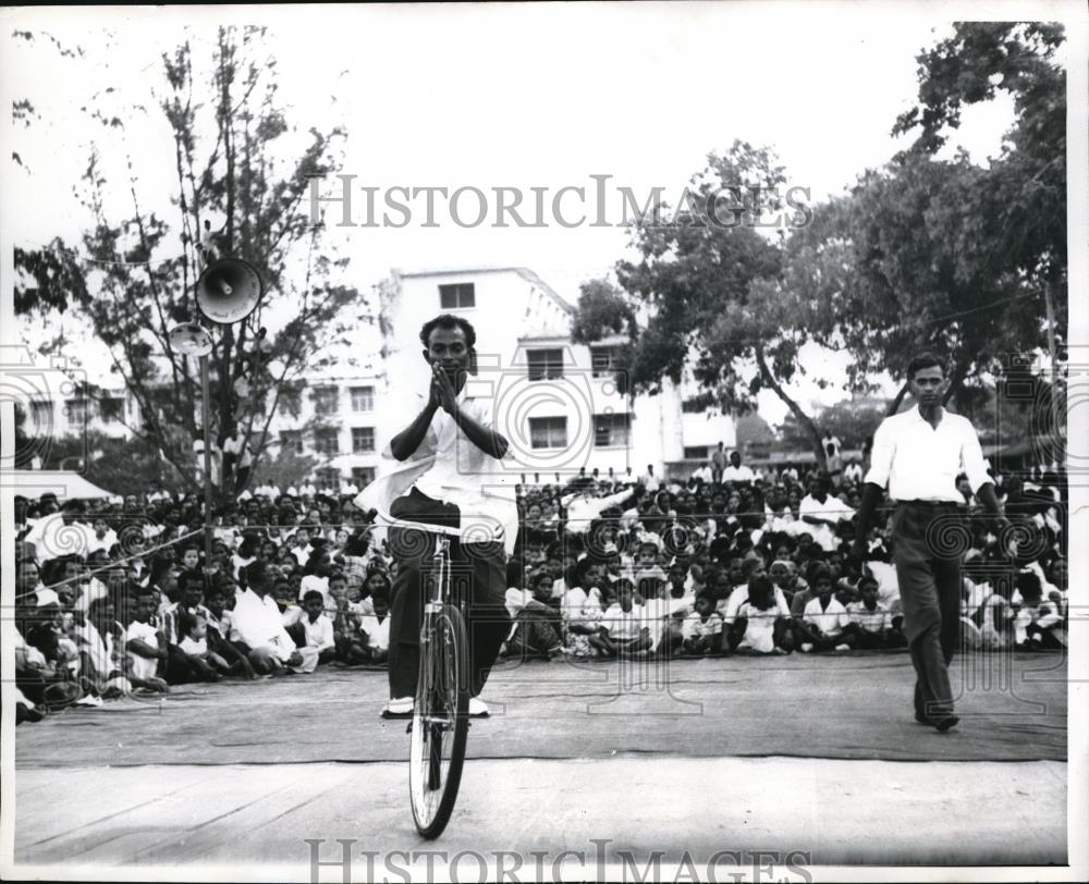 1961 Press Photo Milkman R Muthukumaran of India on a 80 bike marathon - Historic Images