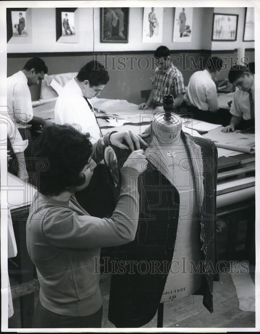 1962 Press Photo Selma Spector , Westbury, NY & students ewing suits - Historic Images