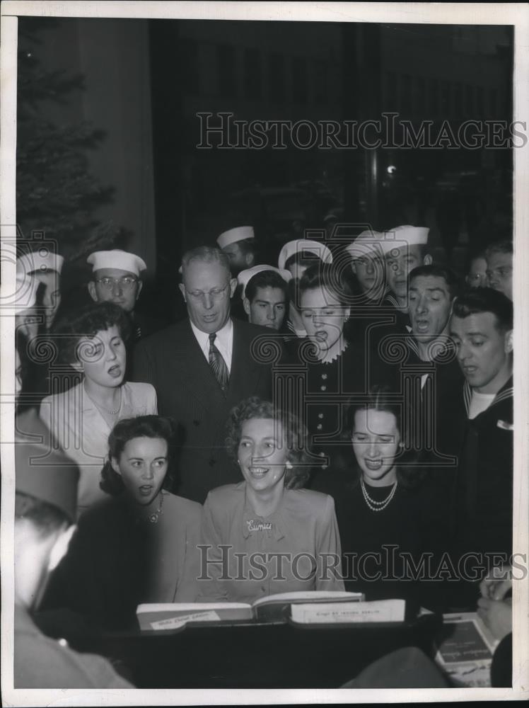 1943 Press Photo Gov. Earl Warren Christmas Carols - Historic Images