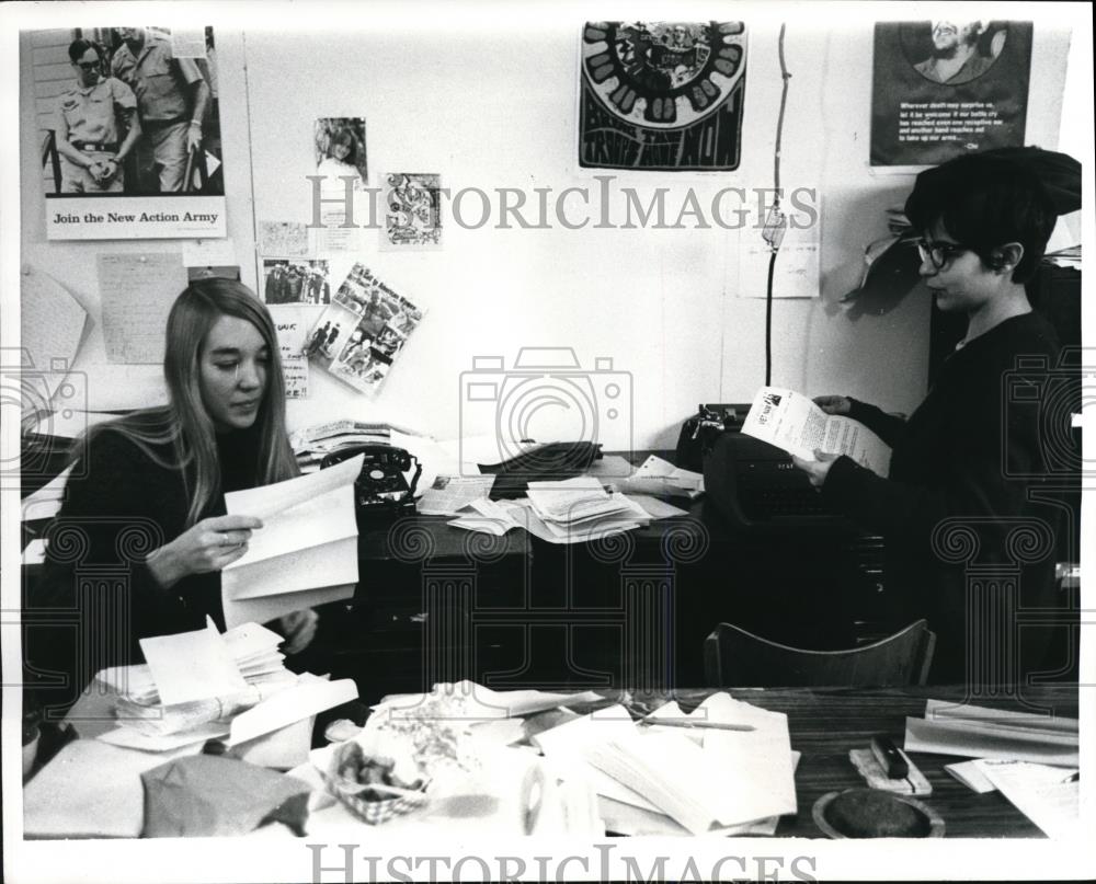 1968 Press Photo Linda at her office at the Student Mobilization for Peace HQ - Historic Images