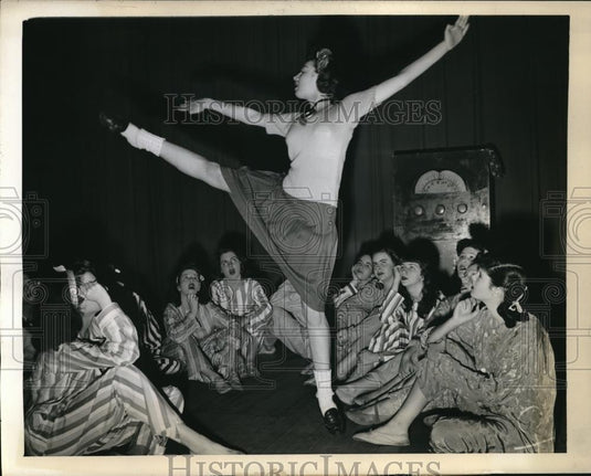 1945 Press Photo Florence Horton Steffi Nossen's Teen-age dance Workshop - Historic Images