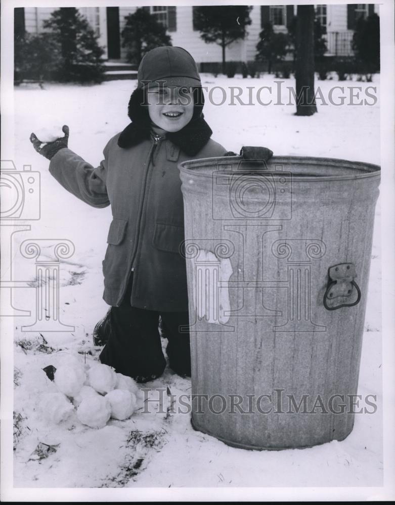 1956 Press Photo David Stobboat age 7 in snow at his Cleveland home - Historic Images