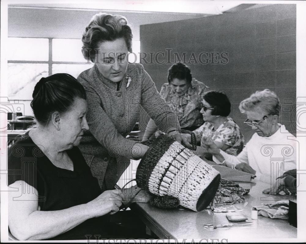 1969 Press Photo Mack Karniniecki Mina Springbrook Stont Take Knitting Class - Historic Images