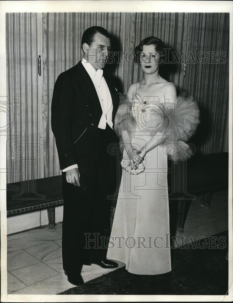 1935 Press Photo Mr. and Mrs. John Warburton Ritz Carlton New York City - Historic Images