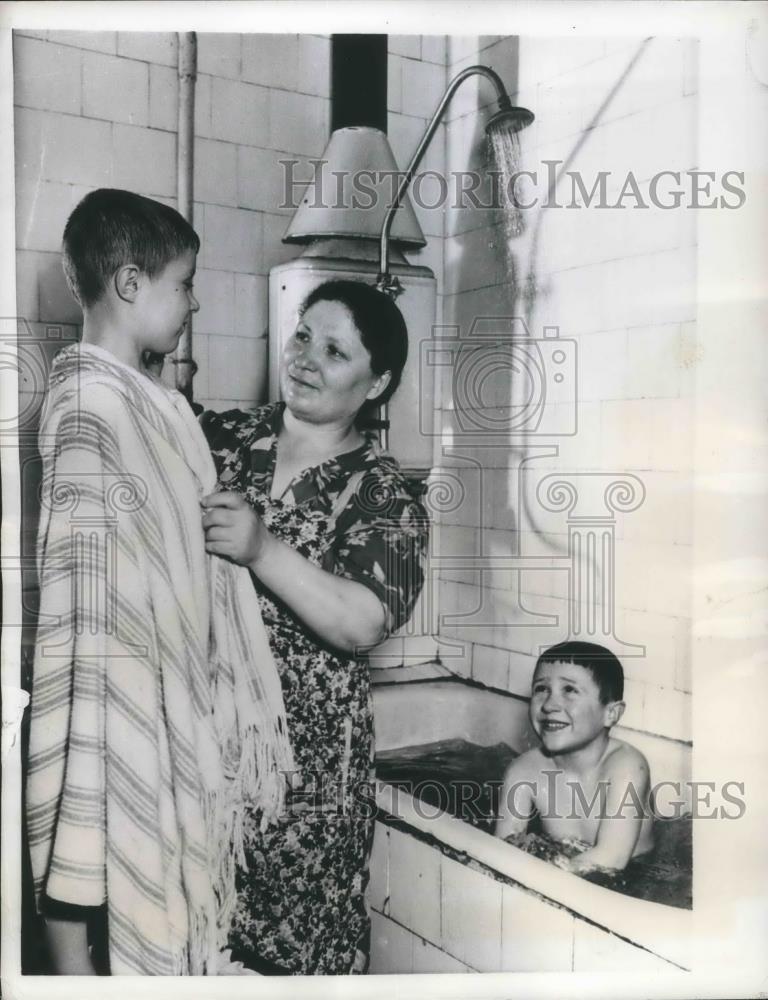 1957 Press Photo Clean up time fo Fedotkin Family of Moscow - Historic Images