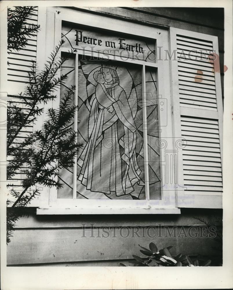 1956 Press Photo Stained glass window at a Cleveland home by Easi Build - Historic Images