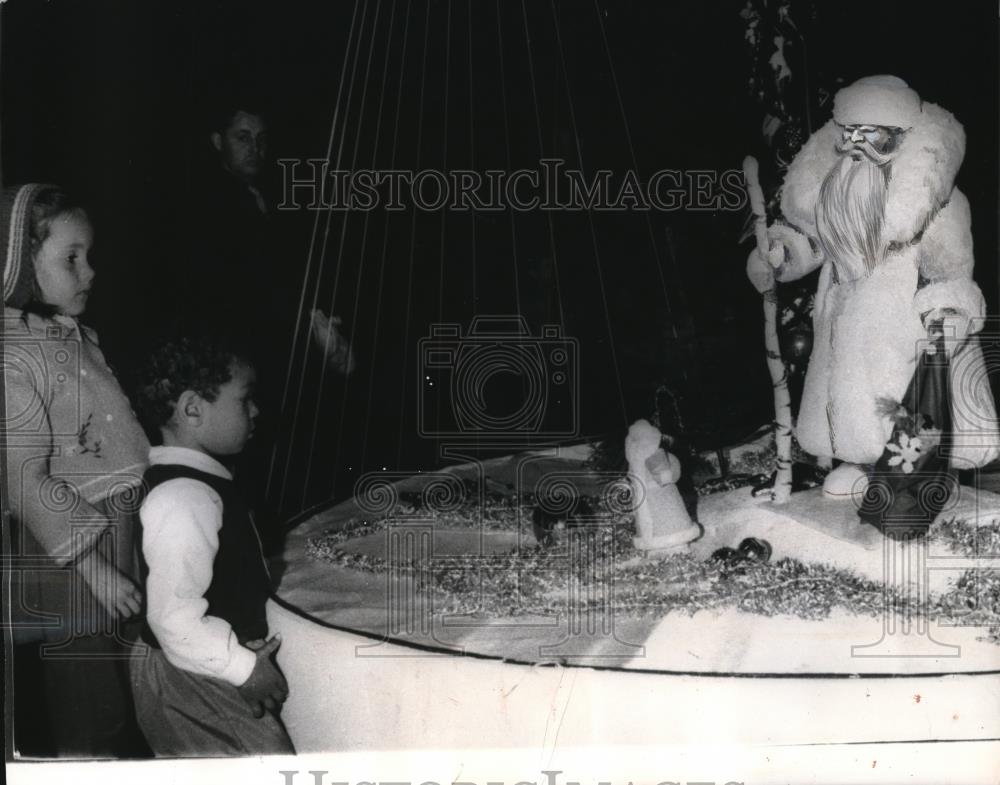 1965 Press Photo Russian kids watch Grandfather Frost display at a fair - Historic Images