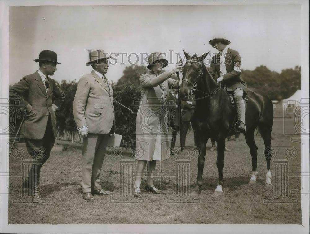 1928 Press Photo Hon. Diana Allsopp on &quot;Fairlight&quot; - Historic Images