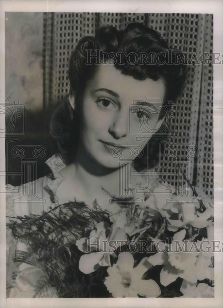 1941 Press Photo Pauline Martin crowned Photogenic Queen - Historic Images