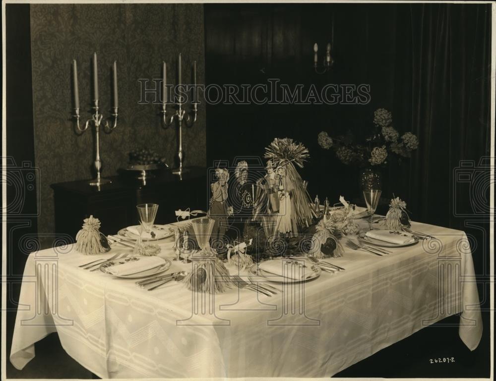 1930 Press Photo Puritan and Italian figures cut from decorates crepe paper. - Historic Images