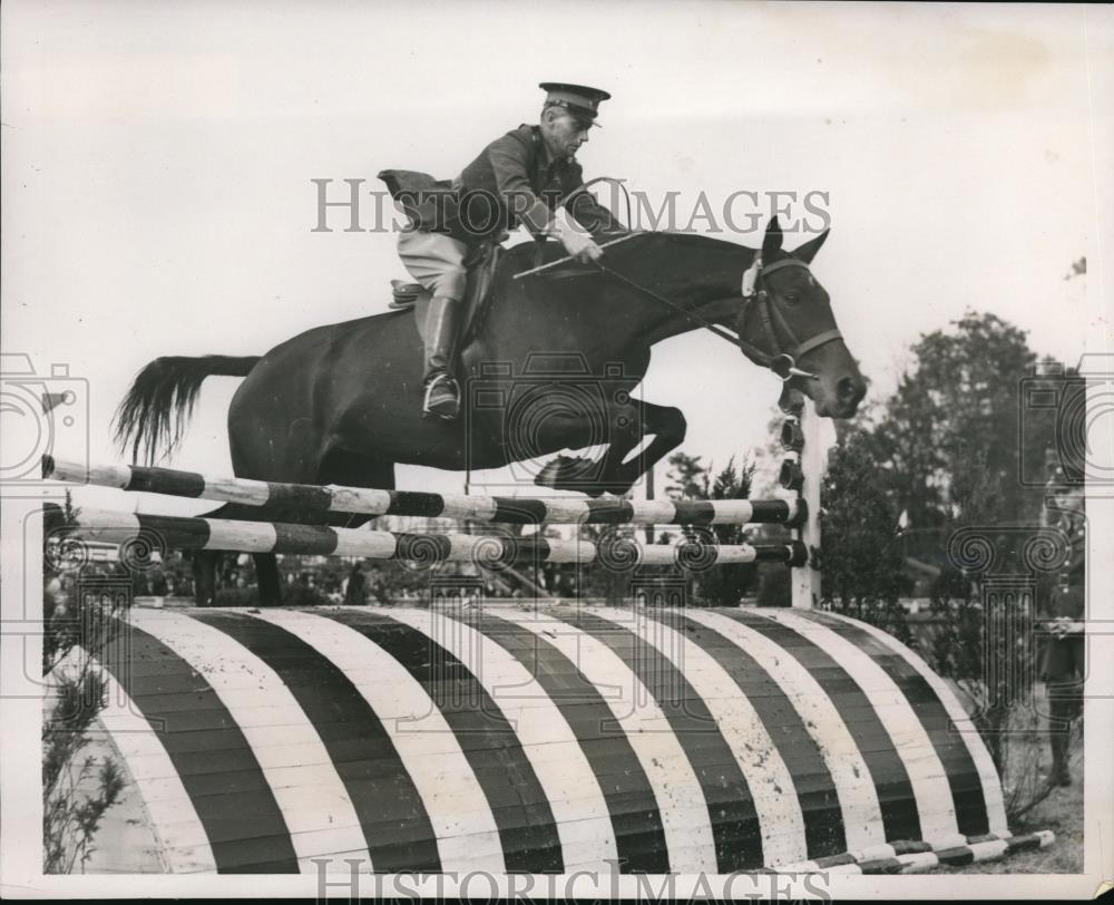 1937 Press Photo Maj AW Roffe on Clipped Wings at Horse show in MD - nes16880 - Historic Images