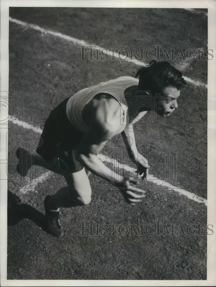 1938 Press Photo Clyde Hawkins, West sprinter in action - Historic Images