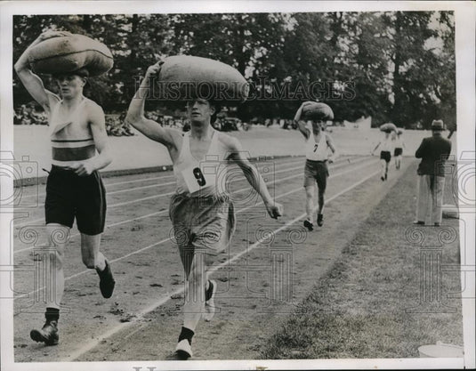 1935 Press Photo One mile one hundred weight handicap race in England - Historic Images