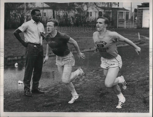 1966 Press Photo Baldwin Wallace track Willie Holcombe, Craig Braithwaite - Historic Images