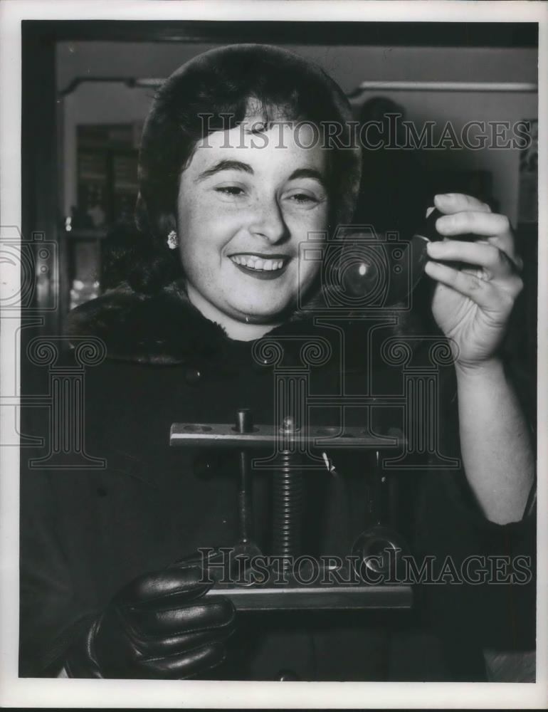 1951 Press Photo Joan Foltz Xmas shopping in Cleveland - Historic Images