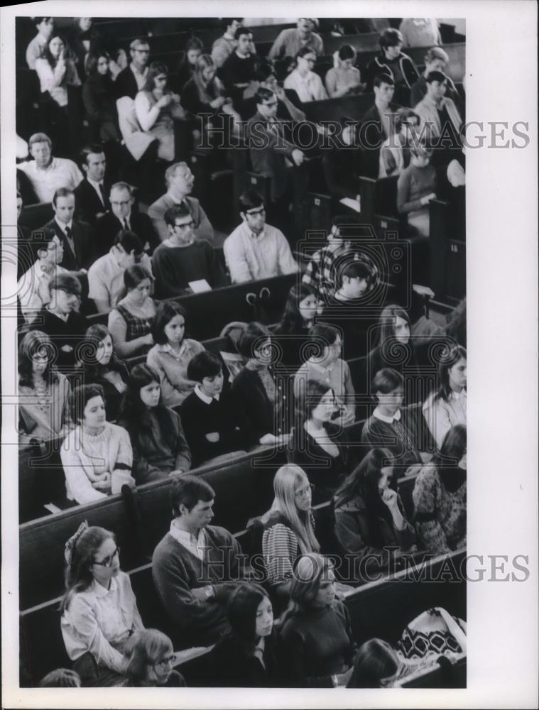 1969 Press Photo Students in Chapel for a moratorium to End the War in Vietnam - Historic Images