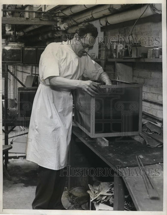 1933 Press Photo CW Coates  experimenting in his lab in NYC - Historic Images
