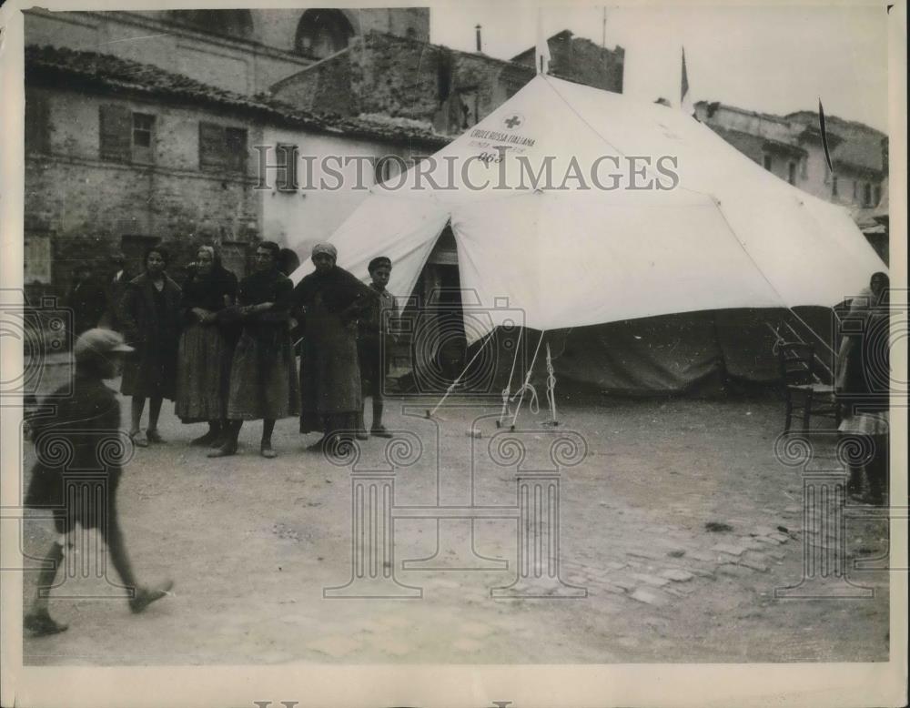 1930 Press Photo Victims outside a Red Cross tent in the streets  of Sonigalia - Historic Images