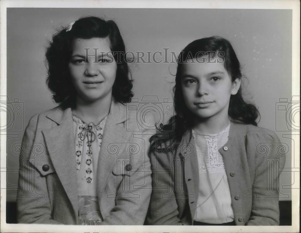 1942 Press Photo Penny Trakas and Helen Pavlak - Historic Images