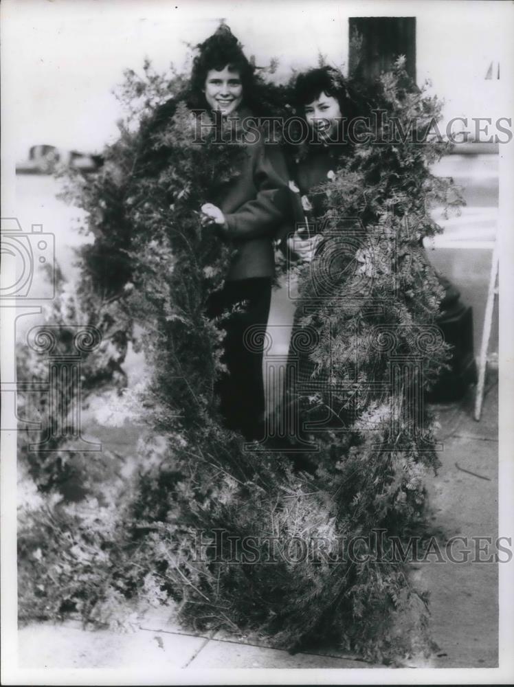 1958 Press Photo Sunnie Ayersman, Barb Drobney &amp; Xmas decoration in Cleveland - Historic Images