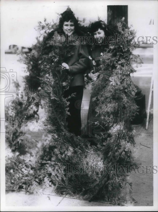 1958 Press Photo Sunnie Ayersman, Barb Drobney & Xmas decoration in Cleveland - Historic Images