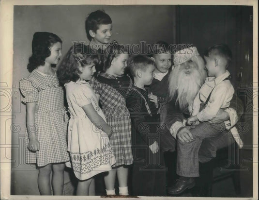 1948 Press Photo Children of the National Screw & Manufacturing Co. visit Santa - Historic Images