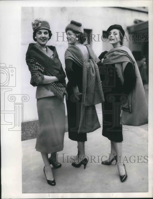 1956 Press Photo London Ladies fashion stoles on models at show - Historic Images