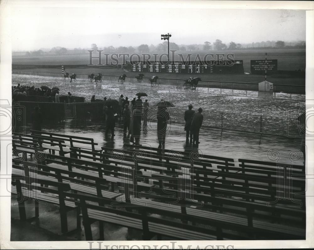 1943 Press Photo Fans in rain watch W Wehthers on Flying Son at Jamaica track - Historic Images