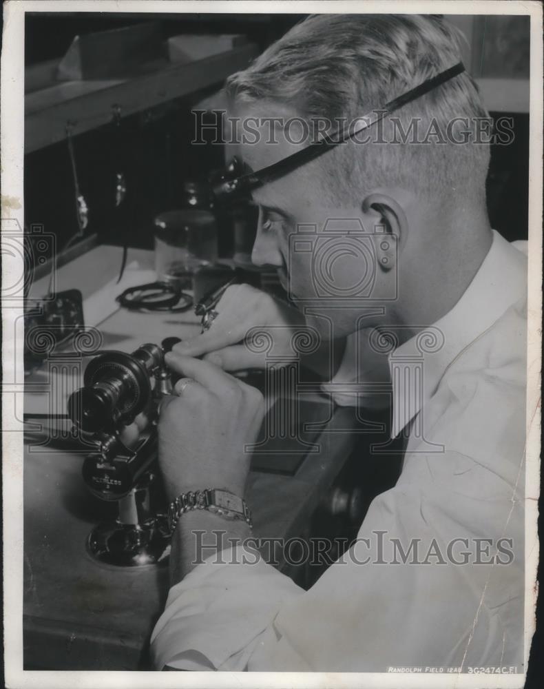 1944 Press Photo Jeweler Kenneth E Springborg making rings - Historic Images