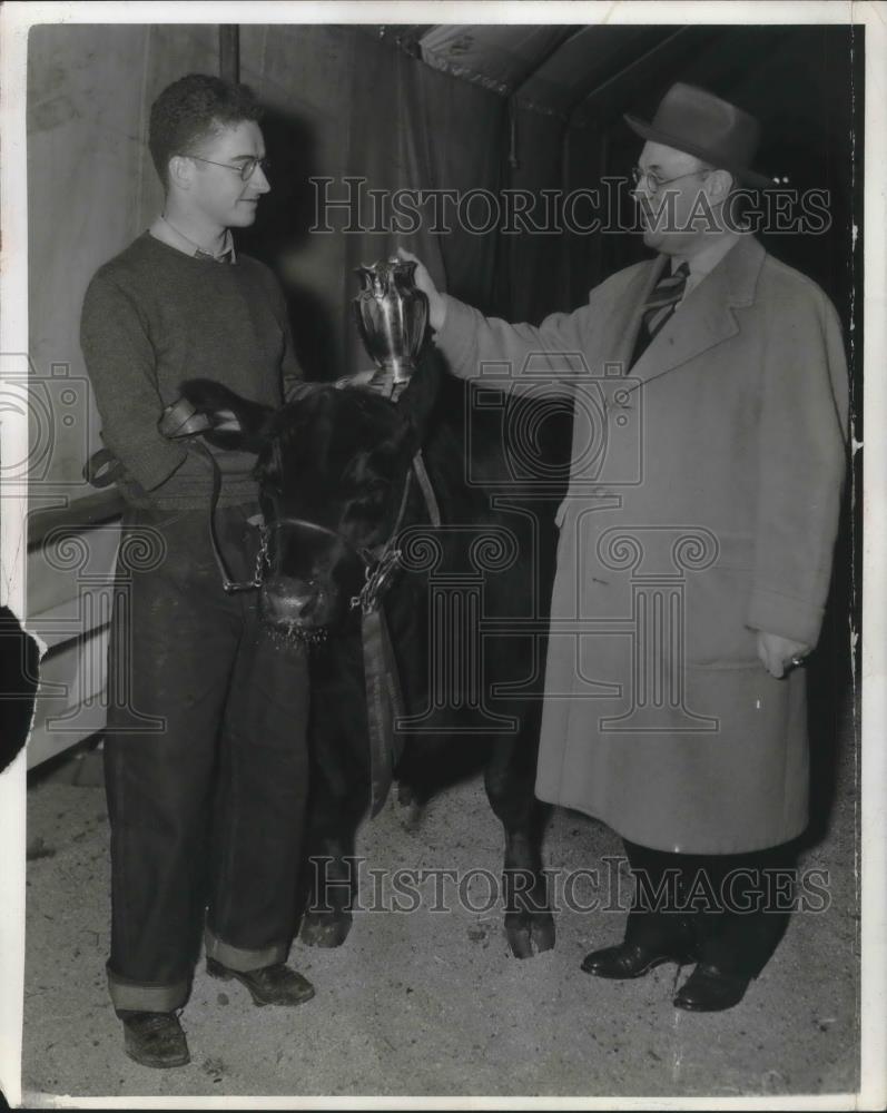 1941 Press Photo Phillip Gibbs & cow with trophy from Phil Coad of Cleveland - Historic Images