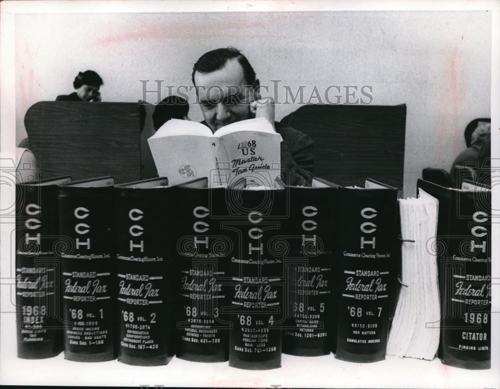 1963 Press Photo Arthur Cowan, IRS Agent - Historic Images