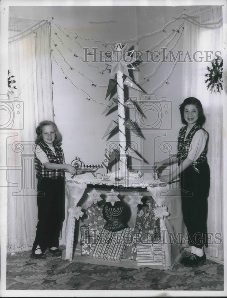 1959 Press Photo Chanukah decor in home of Mr &amp; Mrs Arthur Simon, Mayfield Hts - Historic Images