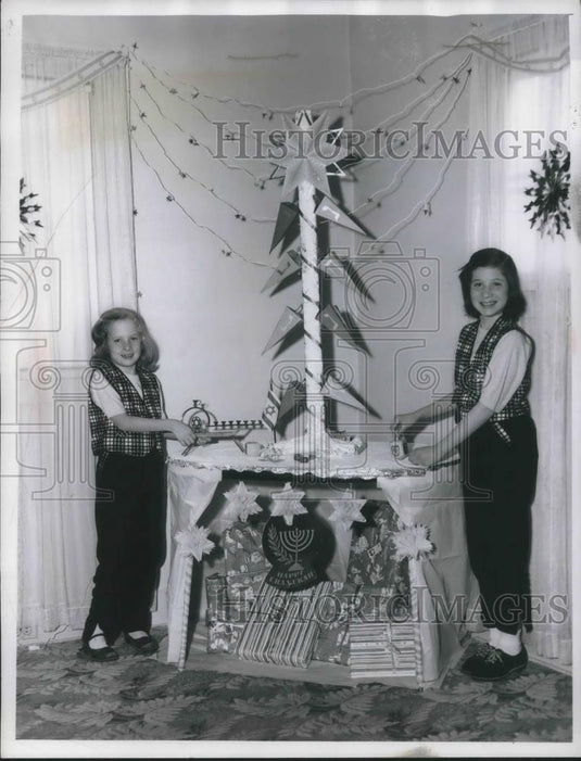1959 Press Photo Chanukah decor in home of Mr & Mrs Arthur Simon, Mayfield Hts - Historic Images
